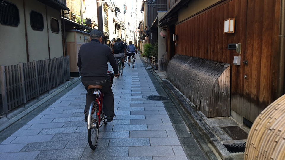 京都宮川町の路地を自転車で走るツアー