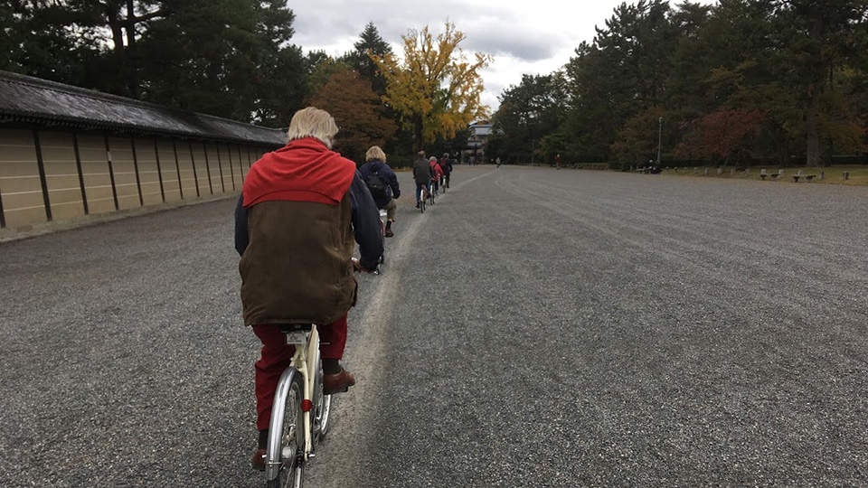 京都御苑内を自転車で走る
