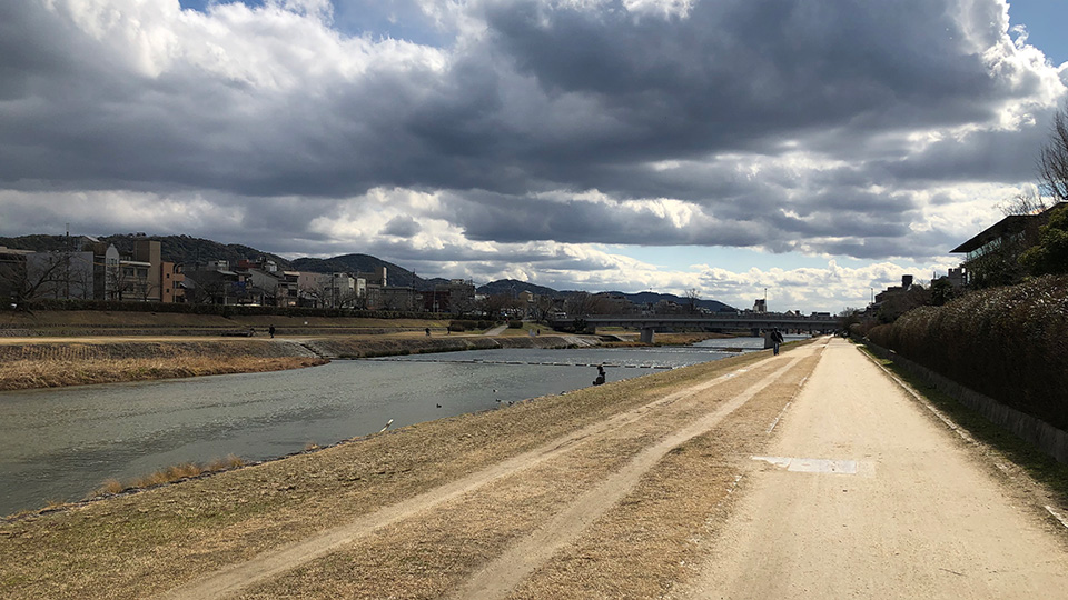 京都の鴨川は曇り空