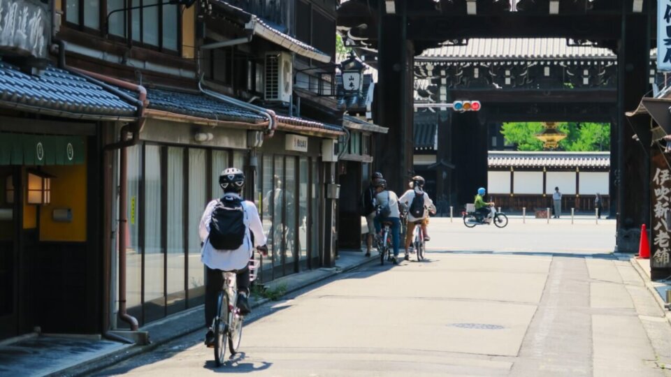 西本願寺正面聞と仏具店