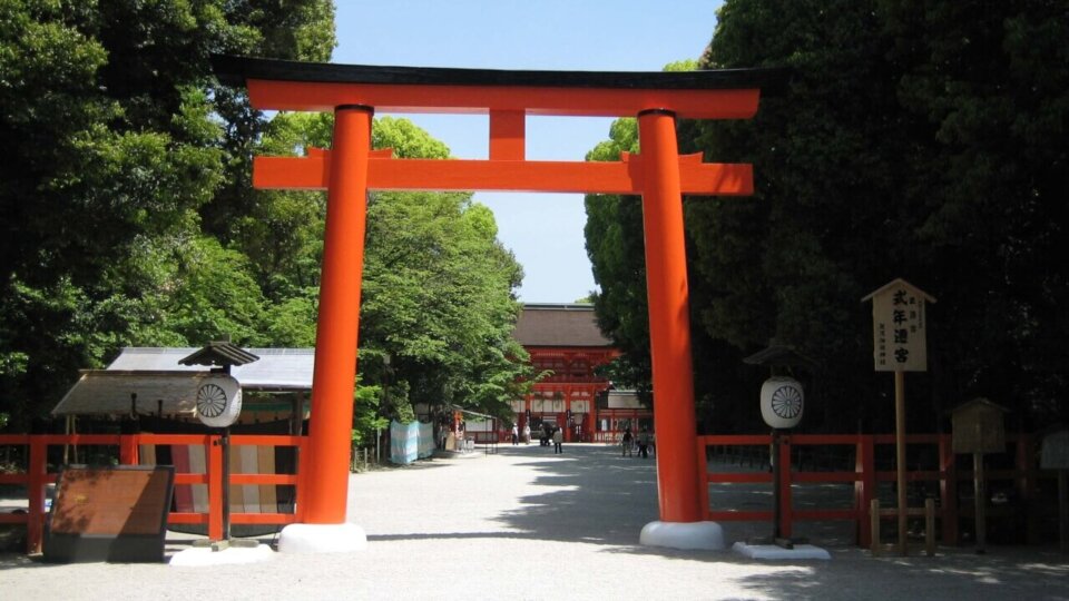 下賀茂神社の鳥居と本殿